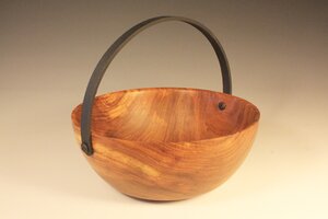Wooden bowl with carrying handle