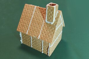 DIY gingerbread house graham crackers