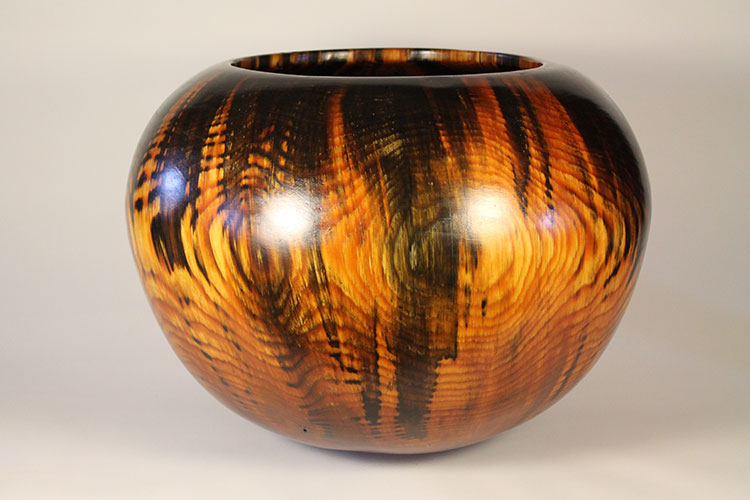 The completed pine bowl.
